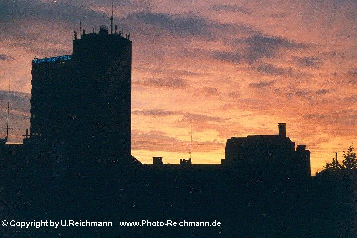  Click here to Enter the Gallery !!Solinger Turmhotel im Abendrot an einem Augustabend 
2002 (Nikon F 5 / 28-105mm / 743n5)
